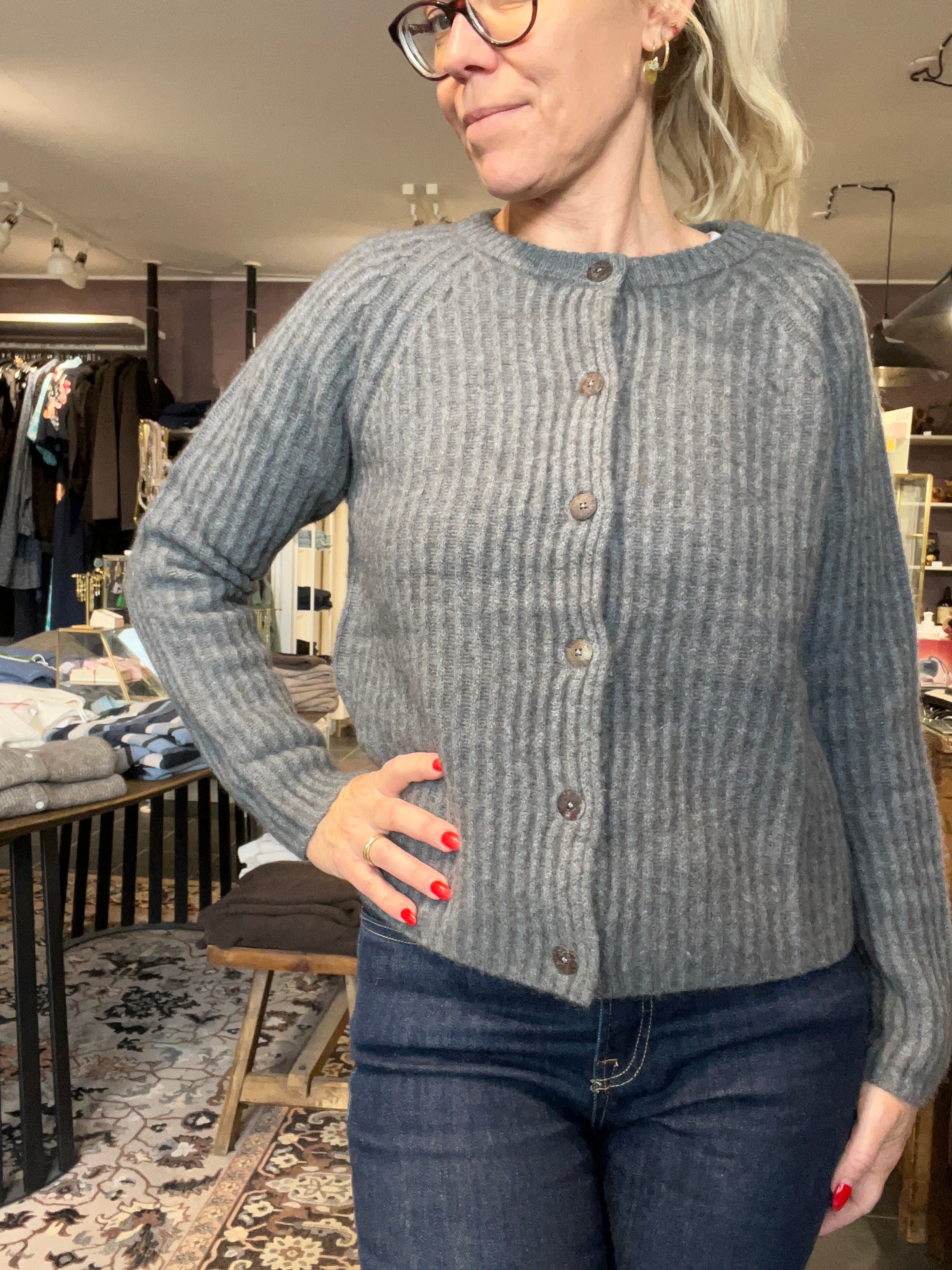 Mansted Zaha cardigan – close-up af blød yak-uld i cold grey