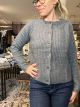 Mansted Zaha cardigan – close-up af blød yak-uld i cold grey