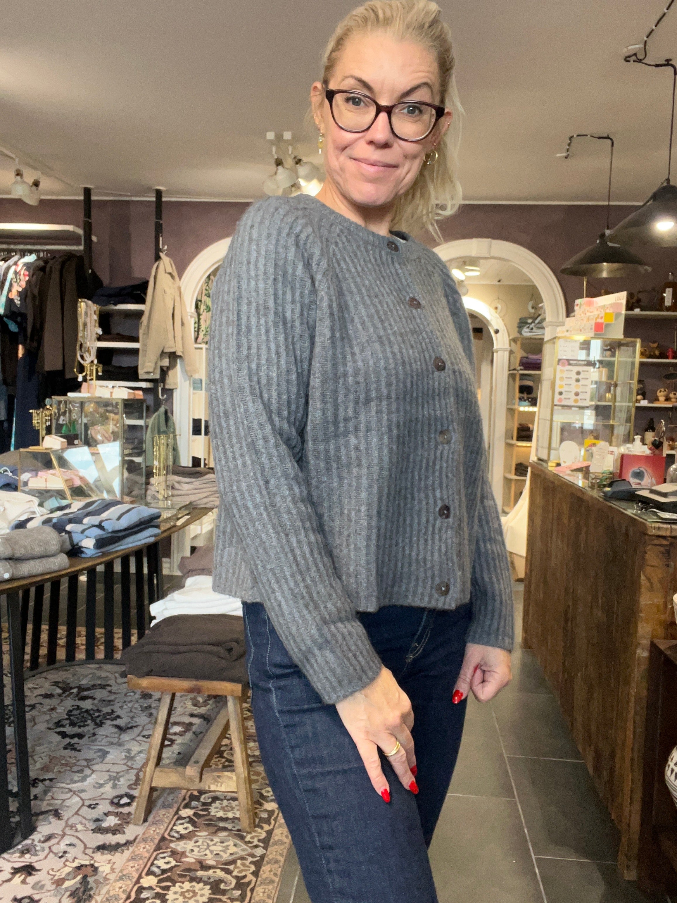 Mansted Zaha yak-uld cardigan i farven Cold Grey – front med raglanærmer
