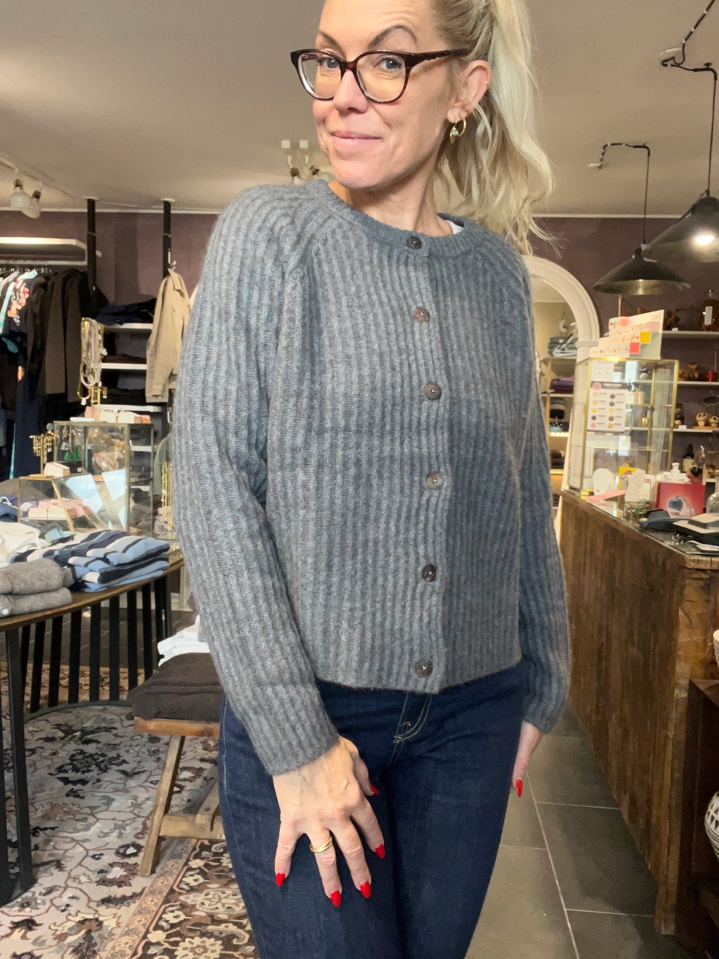 Mansted Zaha yak-uld cardigan i farven Cold Grey – front med raglanærmer