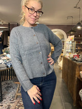 Mansted Zaha yak-uld cardigan i farven Cold Grey – front med raglanærmer