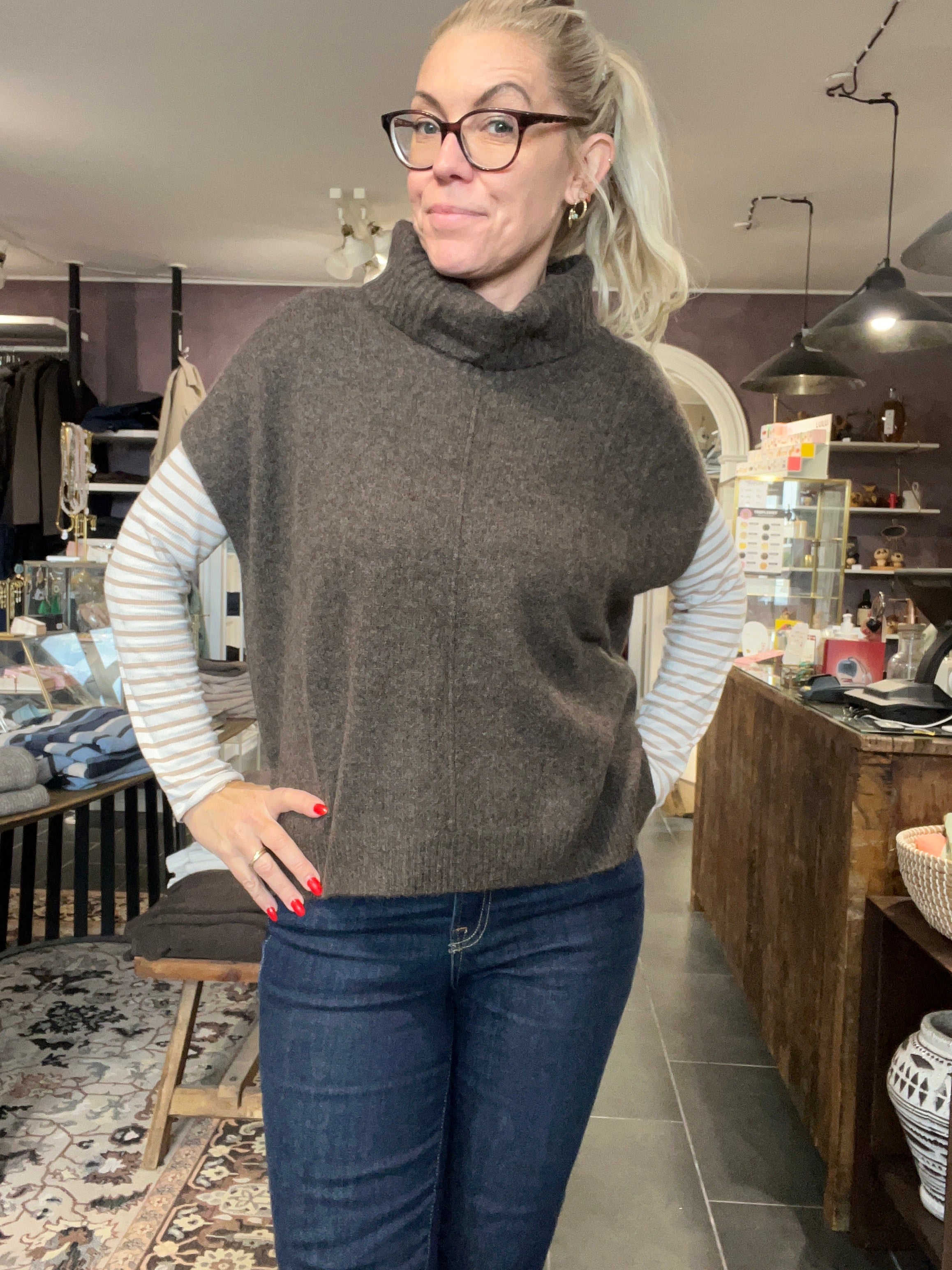 Oversize vest i 100% yak uld, brun (28 Brown), med chunky ribkrave og sideslidser