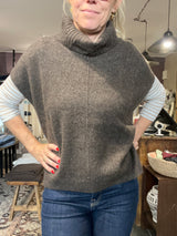 Oversize vest i 100% yak uld, brun (28 Brown), med chunky ribkrave og sideslidser