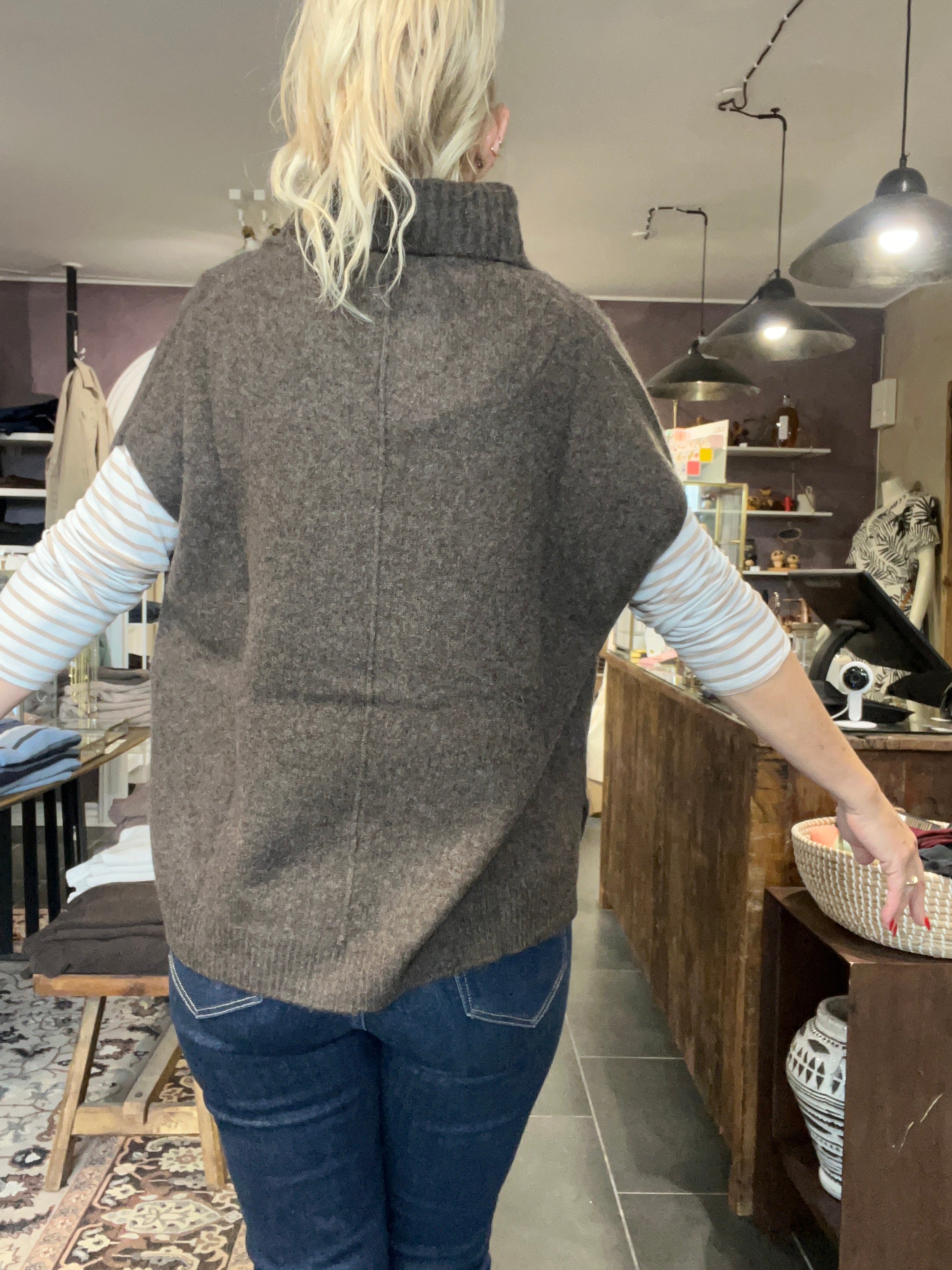 Oversize vest i 100% yak uld, brun (28 Brown), med chunky ribkrave og sideslidser