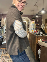 Oversize vest i 100% yak uld, brun (28 Brown), med chunky ribkrave og sideslidser