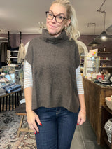 Oversize vest i 100% yak uld, brun (28 Brown), med chunky ribkrave og sideslidser