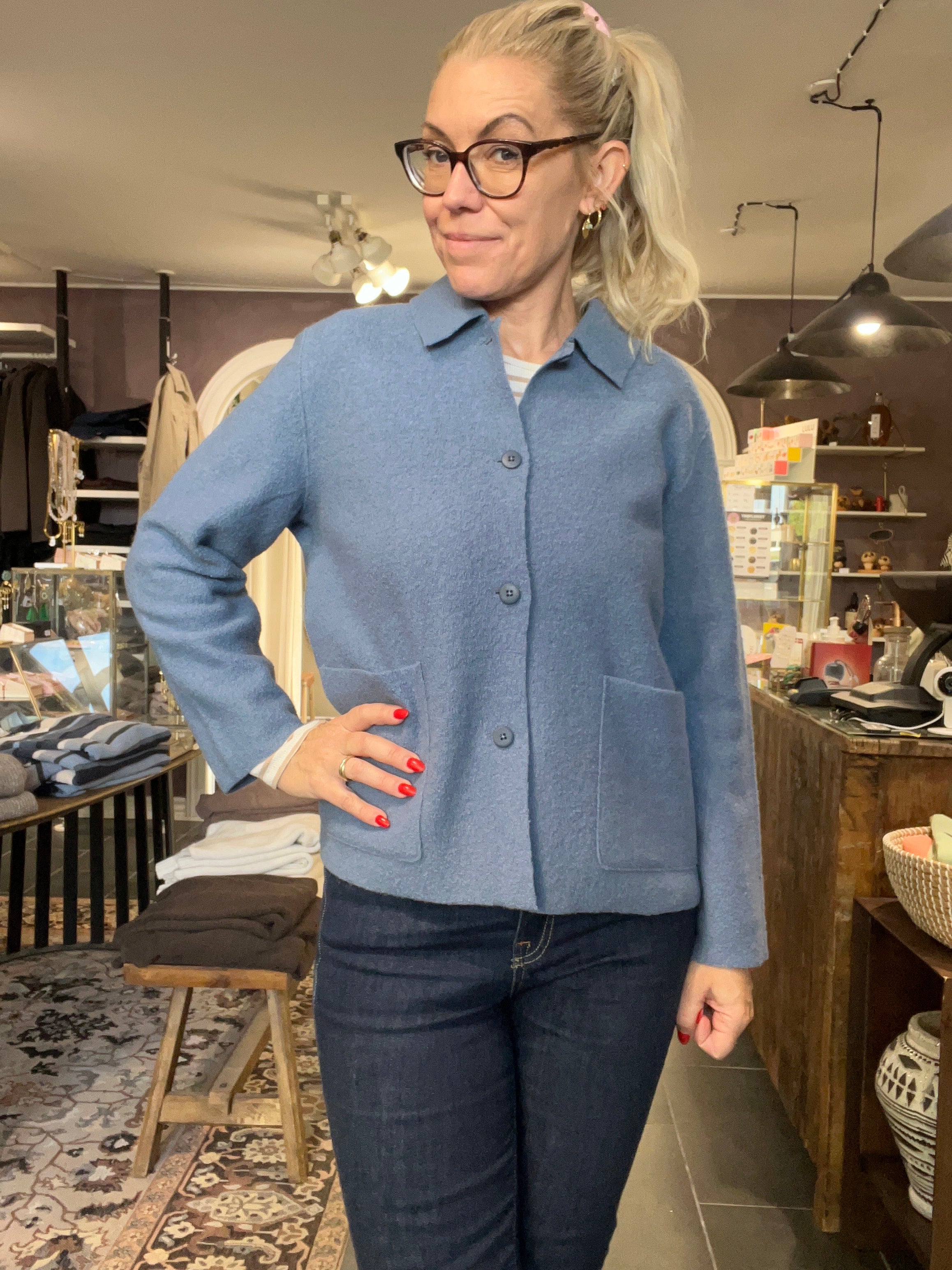 Mansted Bobo jakke i 100% kogt uld, denimblå (09 Denim), med rå kanter og corozo-knapper