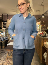Mansted Bobo jakke i 100% kogt uld, denimblå (09 Denim), med rå kanter og corozo-knapper
