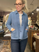 Mansted Bobo jakke i 100% kogt uld, denimblå (09 Denim), med rå kanter og corozo-knapper
