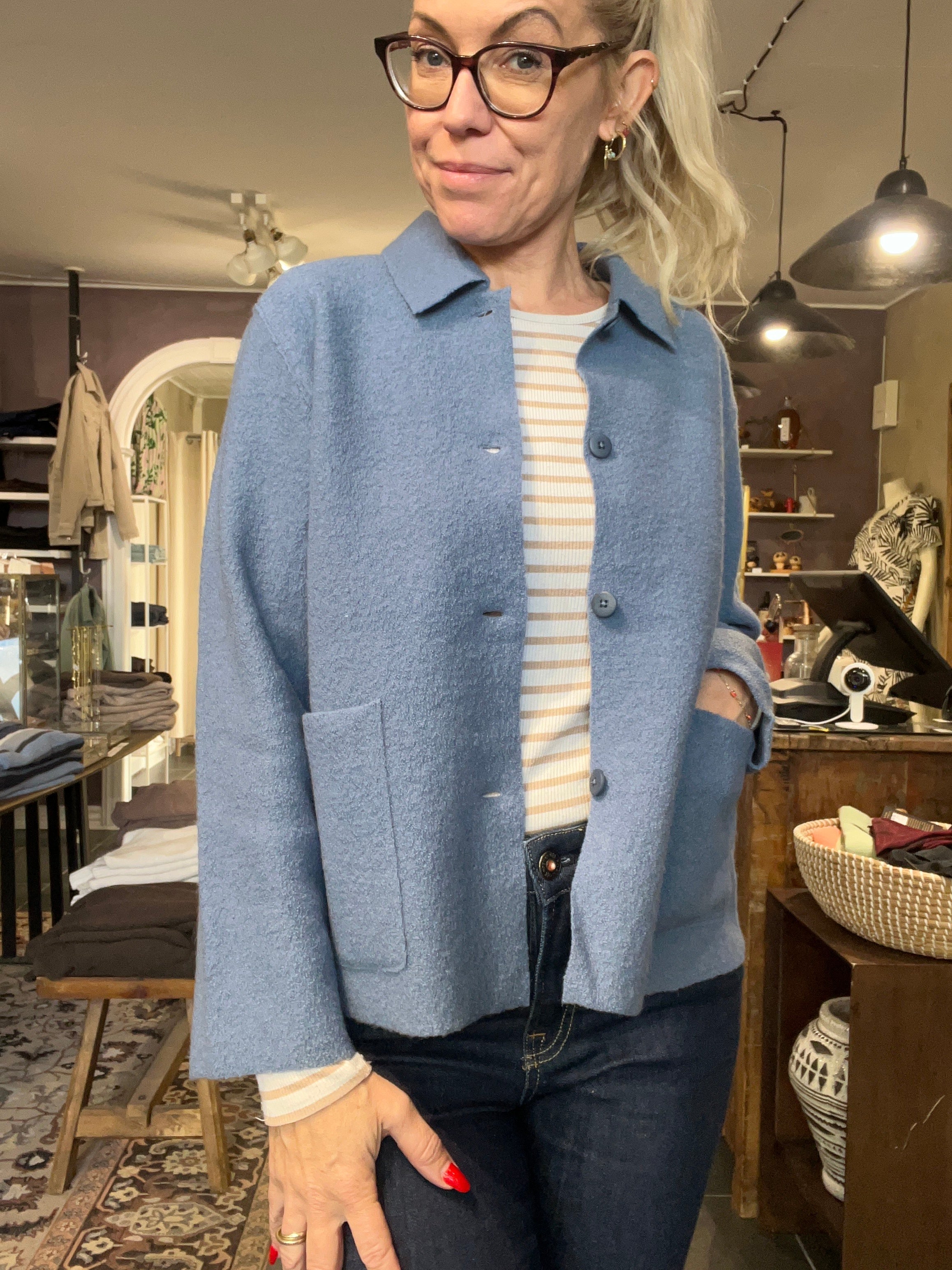Mansted Bobo jakke i 100% kogt uld, denimblå (09 Denim), med rå kanter og corozo-knapper