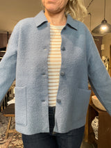 Mansted Bobo jakke i 100% kogt uld, denimblå (09 Denim), med rå kanter og corozo-knapper