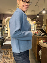 Mansted Bobo jakke i 100% kogt uld, denimblå (09 Denim), med rå kanter og corozo-knapper