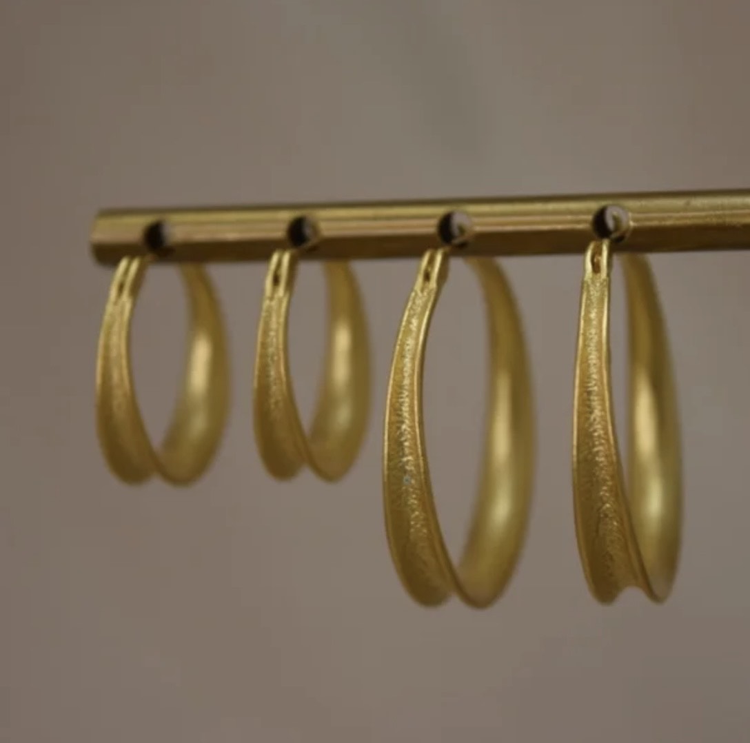 Små, elegante øreringe i forgyldt finish – perfekt til hverdag og gave”