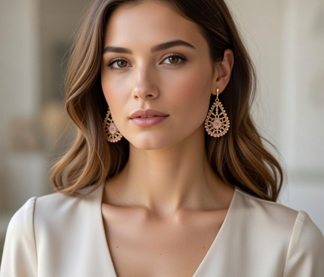 Dråbeformede forgyldte øreringe fra Maq Jewelry med lavendelfarvede håndslebne perler