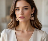 Dråbeformede forgyldte øreringe fra Maq Jewelry med lavendelfarvede håndslebne perler