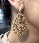 Dråbeformede forgyldte øreringe fra Maq Jewelry med lavendelfarvede håndslebne perler