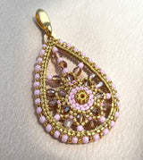 Dråbeformede forgyldte øreringe fra Maq Jewelry med lavendelfarvede håndslebne perler