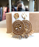 Forgyldt ørering fra Maq Jewelry med rosa og røgfarvede perler