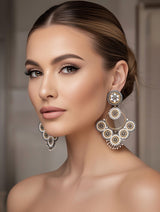 Store statement øreringe fra Maq Jewelry med hvide, guld og sølv perler