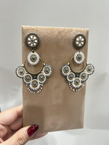 Store statement øreringe fra Maq Jewelry med hvide, guld og sølv perler