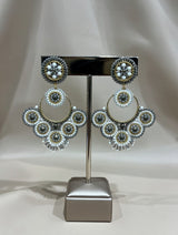 Store statement øreringe fra Maq Jewelry med hvide, guld og sølv perler