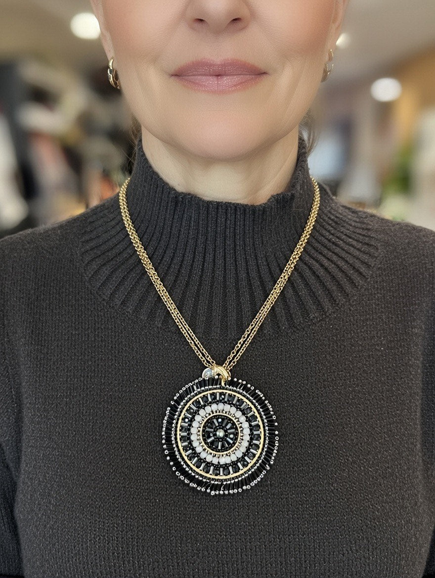Maq Jewelry halskæde med guldbelagt kæde og perlevedhæng