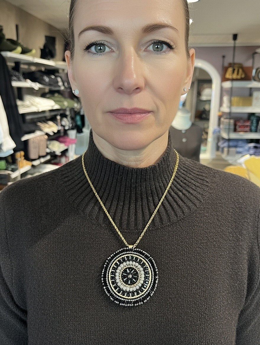 Maq Jewelry halskæde med guldbelagt kæde og perlevedhæng
