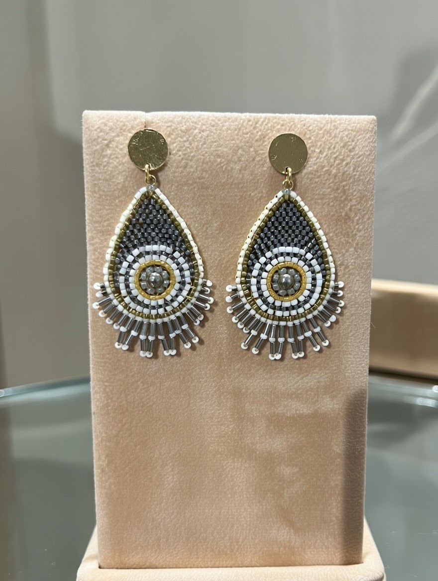 Dråbeformede øreringe fra Maq Jewelry med håndslebne perler