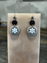 Banket sølv ørering fra Maq Jewelry med hvide og sølvfarvede håndslebne perler