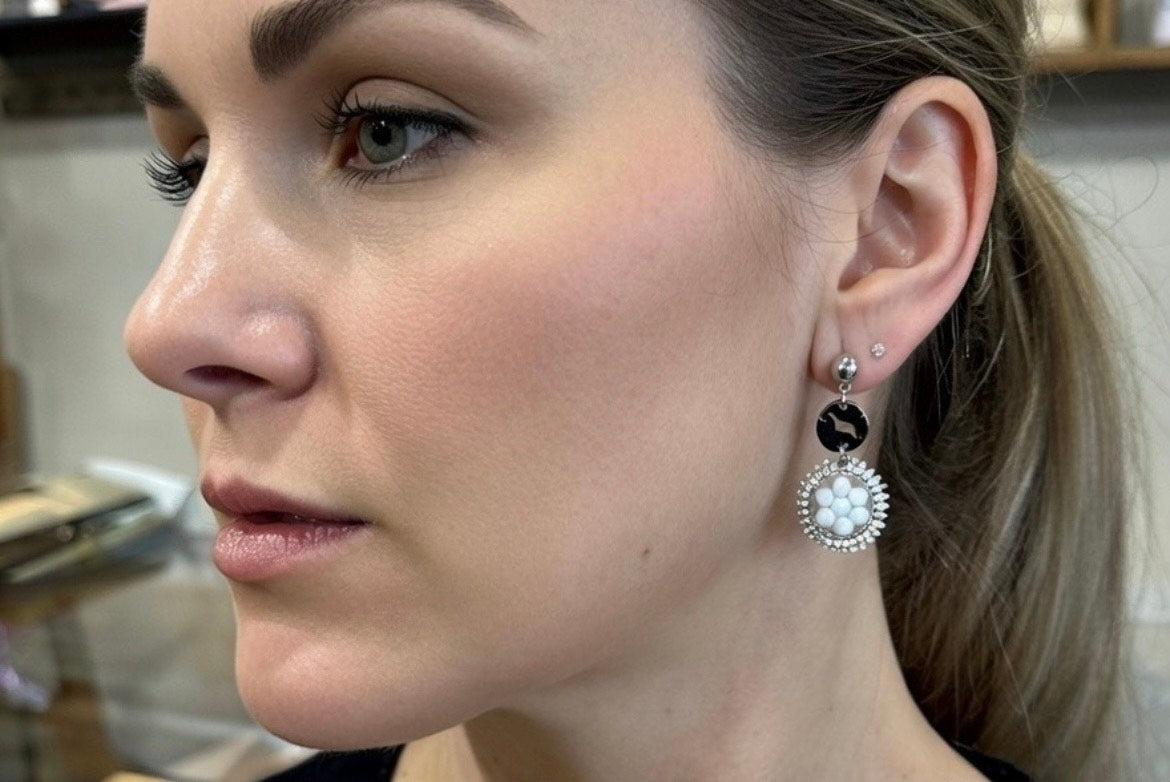 Banket sølv ørering fra Maq Jewelry med hvide og sølvfarvede håndslebne perler