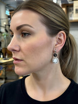 Banket sølv ørering fra Maq Jewelry med hvide og sølvfarvede håndslebne perler