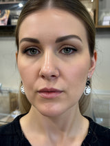 Banket sølv ørering fra Maq Jewelry med hvide og sølvfarvede håndslebne perler