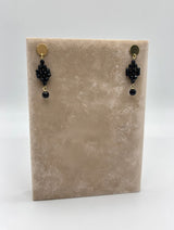 Rudeformede øreringe fra Maq Jewelry med sorte glitrende håndslebne perler