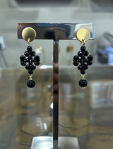 Rudeformede øreringe fra Maq Jewelry med sorte glitrende håndslebne perler