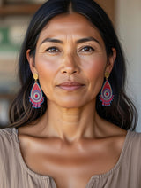 Dråbeformede øreringe fra Maq Jewelry med røde, fuchsia, blå og gyldne perler