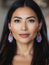 Dråbeformede øreringe fra Maq Jewelry med røde, fuchsia, blå og gyldne perler