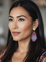 Dråbeformede øreringe fra Maq Jewelry med røde, fuchsia, blå og gyldne perler