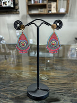 Dråbeformede øreringe fra Maq Jewelry med røde, fuchsia, blå og gyldne perler