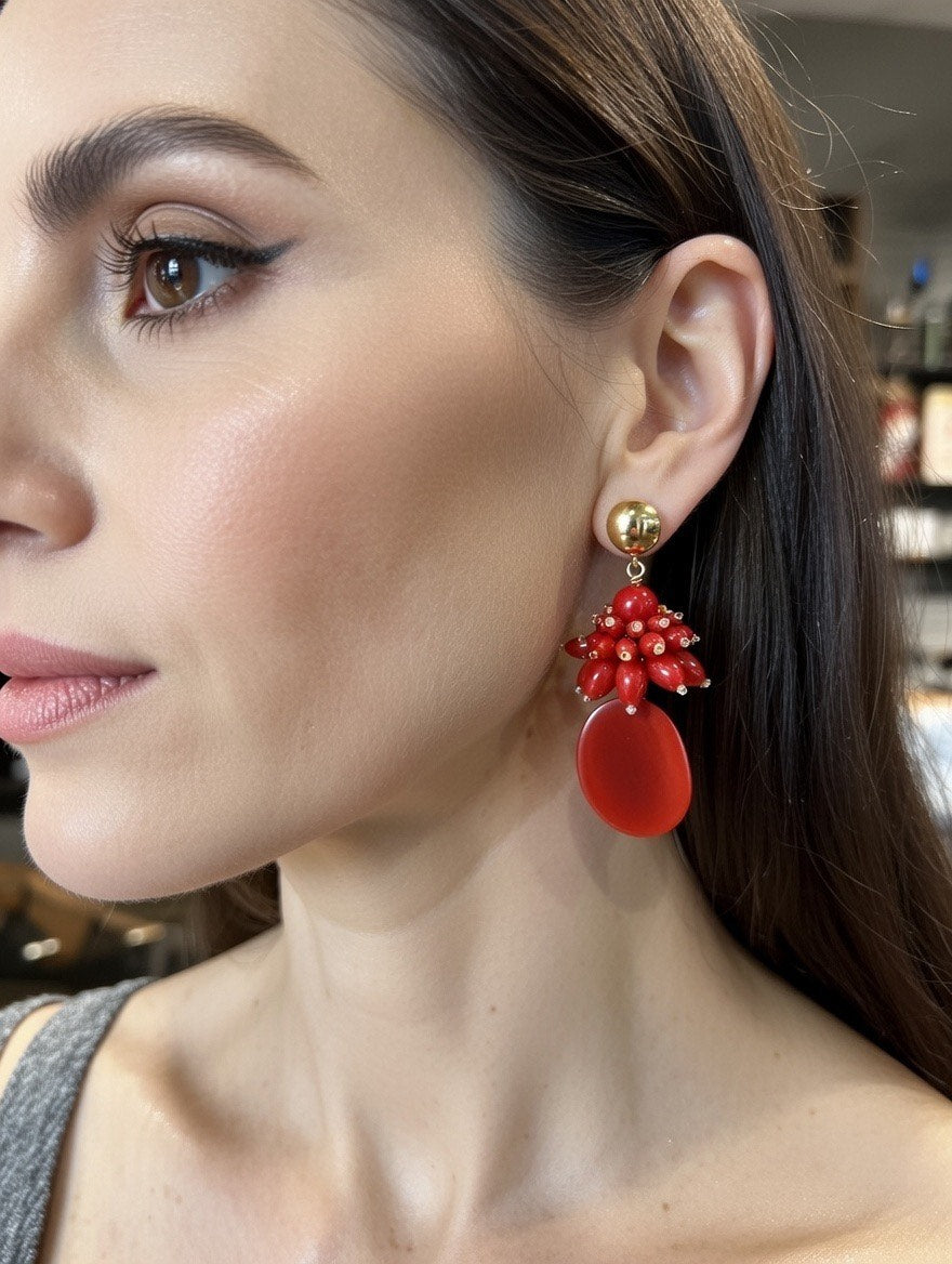 Knaldrøde statement øreringe fra Maq Jewelry med røde perler