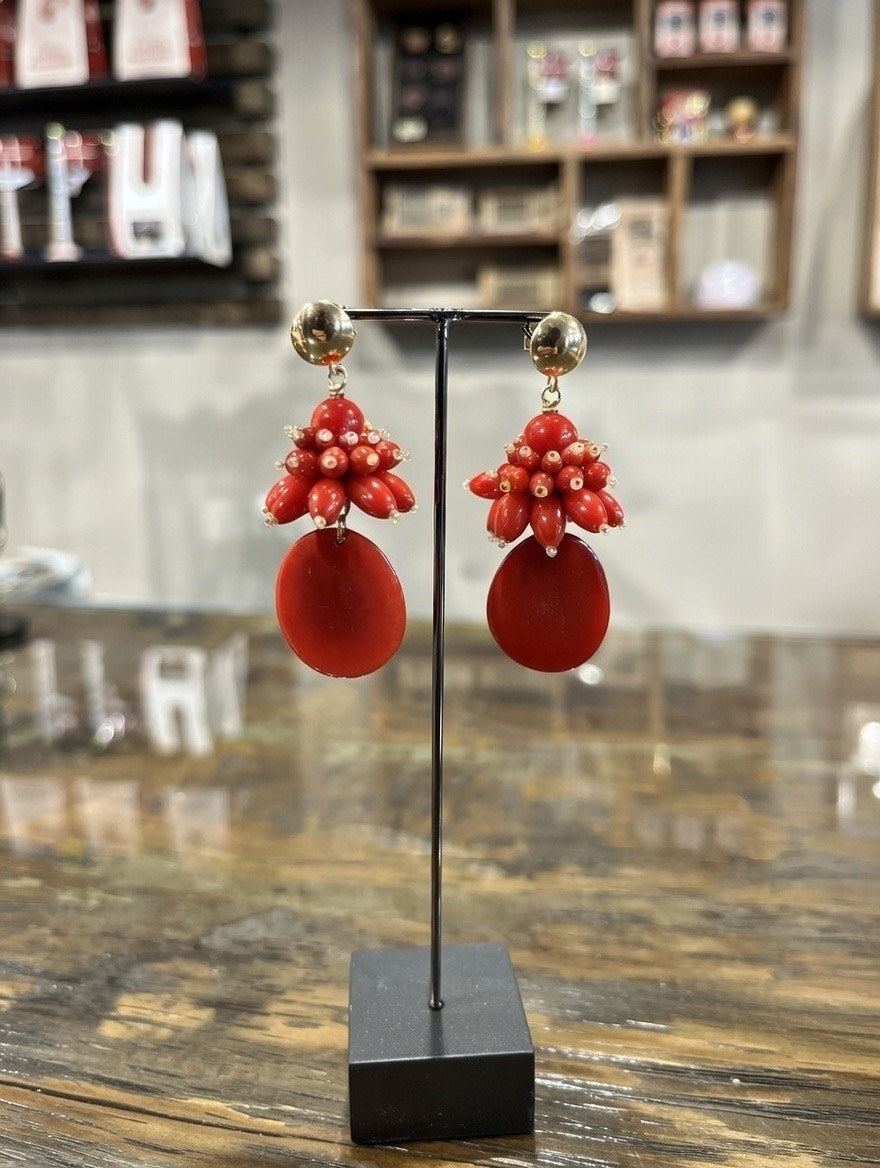 Knaldrøde statement øreringe fra Maq Jewelry med røde perler