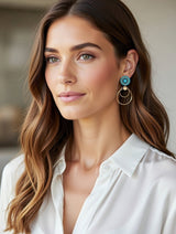 Store forgyldte øreringe fra Maq Jewelry med turkise og mørkeblå perler