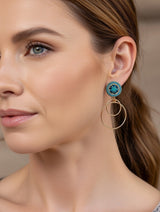 Store forgyldte øreringe fra Maq Jewelry med turkise og mørkeblå perler