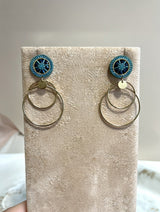 Store forgyldte øreringe fra Maq Jewelry med turkise og mørkeblå perler