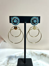 Store forgyldte øreringe fra Maq Jewelry med turkise og mørkeblå perler