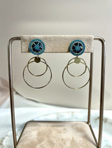 Store forgyldte øreringe fra Maq Jewelry med turkise og mørkeblå perler