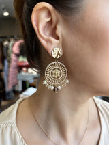 Forgyldt ørering fra Maq Jewelry med rosa og røgfarvede perler