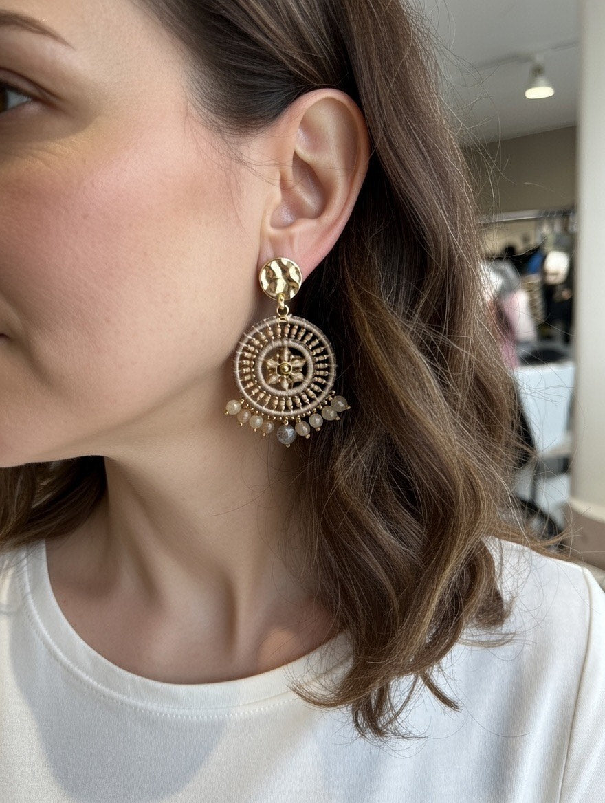 Forgyldt ørering fra Maq Jewelry med rosa og røgfarvede perler