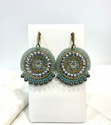 Forgyldt ørering fra Maq Jewelry med turkise og røgfarvede perler