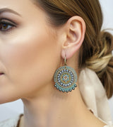 Forgyldt ørering fra Maq Jewelry med turkise og røgfarvede perler