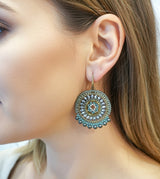 Forgyldt ørering fra Maq Jewelry med turkise og røgfarvede perler